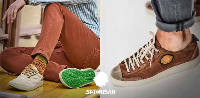 Personen tragen lässige Sneaker: links in Weiß mit grünem Profil, rechts in Braun mit weißer Sohle. Beide tragen braune Hosen.