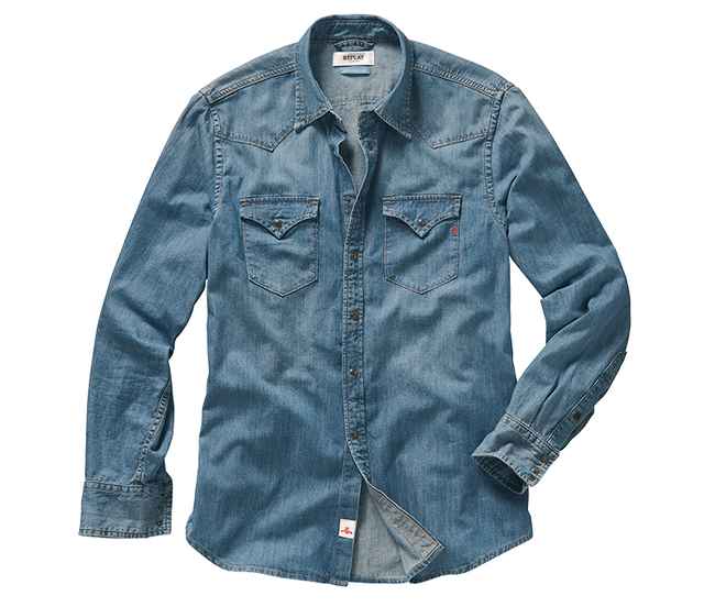 Blaues Jeanshemd mit zwei Brusttaschen und Knopfleiste, lässig geschnitten.