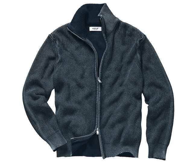 Dunkelgrauer Strickpullover mit Reißverschluss und hohem Kragen, ausgebreitet auf weißem Hintergrund.