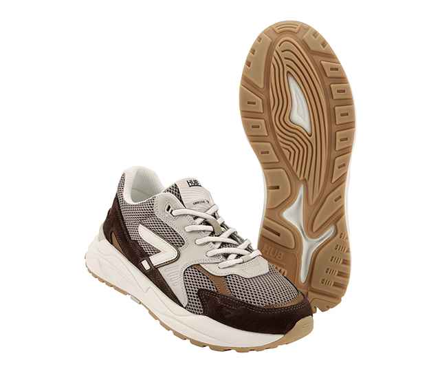 Braune und graue Sneaker mit weißem Logo, Mesh-Obermaterial und heller Sohle, einer aufgestellt, der andere liegend mit sichtbarer Profilsohle.