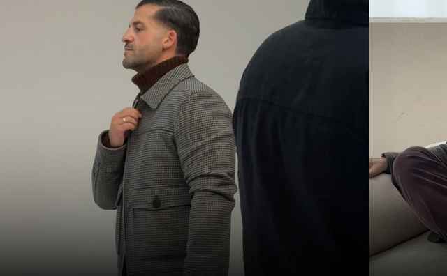 Mann in braunem Blazer im Profil links, sitzt rechts auf einem Sofa in elegantem Outfit.