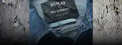 Nahaufnahme eines Jeanshemdes mit einem Etikett von Replay x Mey & Edlich "Limited Edition" und "Sustainable Lab".