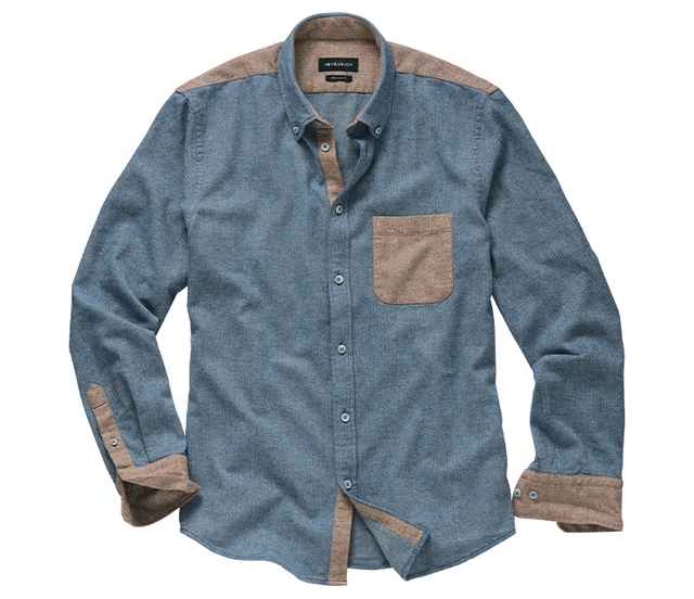 Blaues Hemd mit braunen Details an Kragen und Taschenklappe, langen Ärmeln und Knopfleiste.