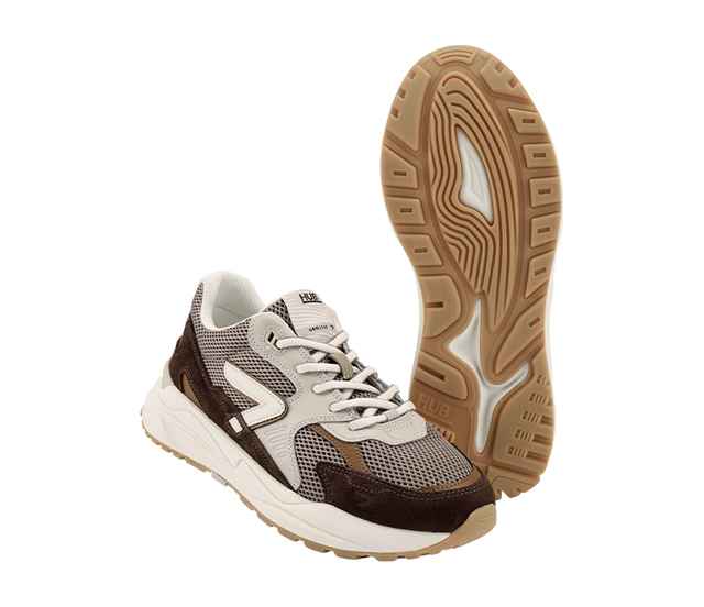 Brauner und grauer Sneaker mit weißer Sohle. Eine Seitenansicht und eine Ansicht der Sohle nebeneinander gezeigt.