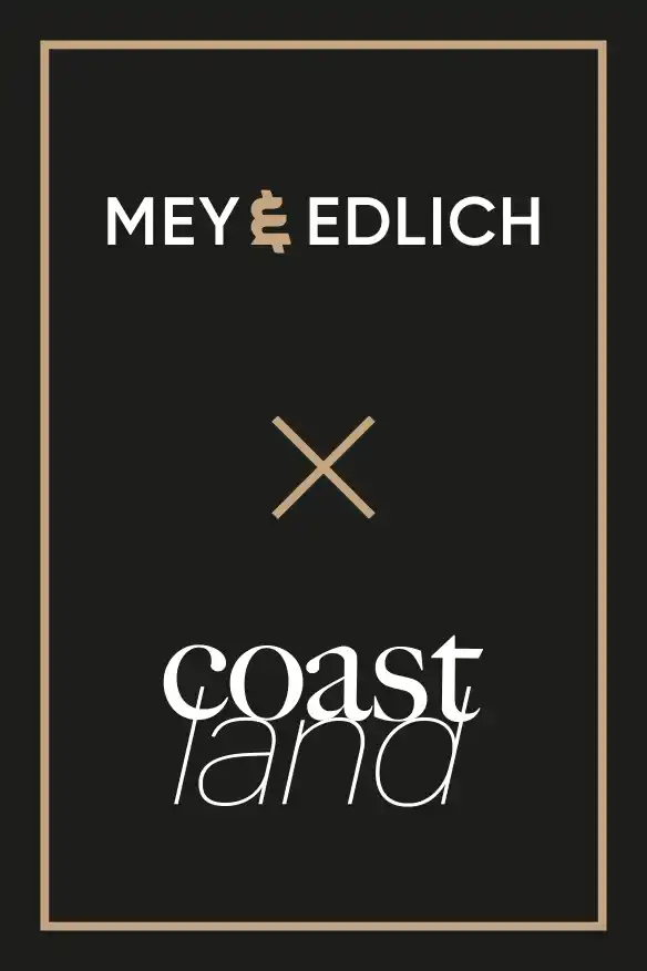 Schwarzer Hintergrund mit zwei Logos: "MEY&EDLICH" oben, "coast land" unten, getrennt durch ein goldenes "X".