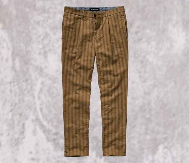Braune gestreifte Hose auf hellem Hintergrund, mit Taschen und Gürtelschlaufen, elegant und casual zugleich.