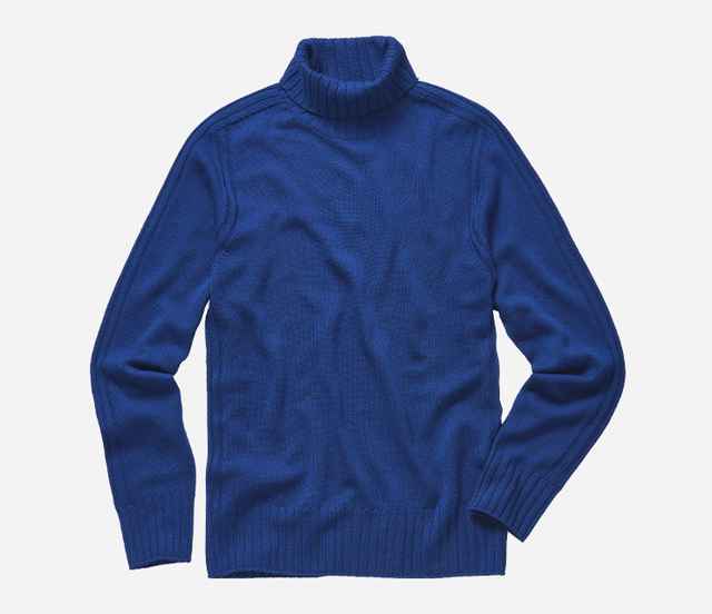 Blauer Rollkragenpullover auf weißem Hintergrund, aus weicher Strickware mit langem Ärmel und gerippten Bündchen.