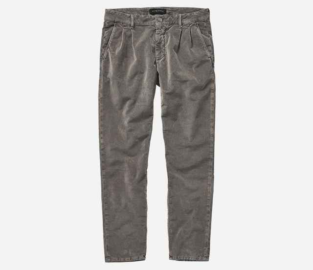 Graue Herren-Cordhose mit Knopfleiste und Hosentaschen, liegend vor weißem Hintergrund.