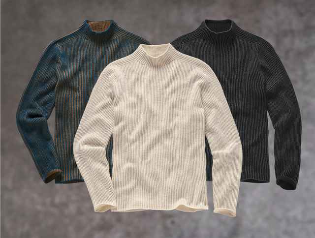 Drei gerippte Rollkragenpullover in Blau, Creme und Schwarz auf grauem Hintergrund. Alle Pullover haben einen hohen Kragen mit gerippter Struktur.